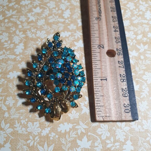 Vintage Gold Tone Leaf Brooch Blue Rhinestones Floral Design Retro Mom Gift - Picture 3 of 4